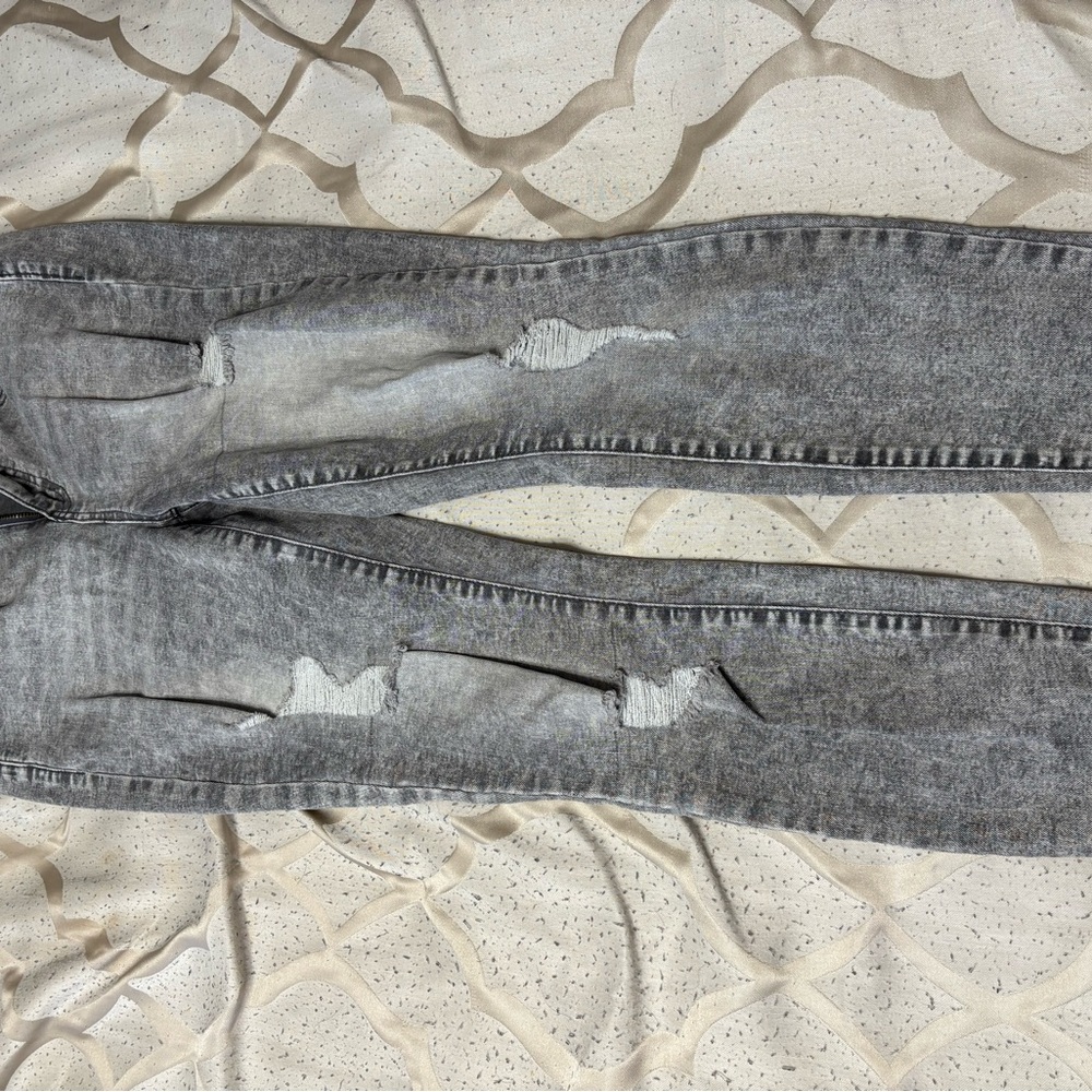 SO Women's Distressed Straight Leg Jeans - Gray